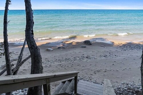 Cedar Bluff: 4  BR, 3  BA House in Harbor Springs, Sleeps 8