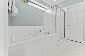 Shower, hair dryer, towels - Bluewater Villa | Golf Cart | Walk to Beach | Pool | Sleeps 10 (Destin)