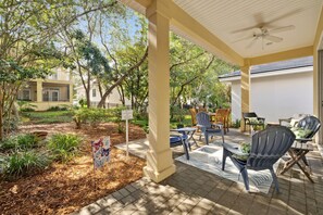 Outdoor dining - Bluewater Villa | Golf Cart | Walk to Beach | Pool | Sleeps 10 (Destin)