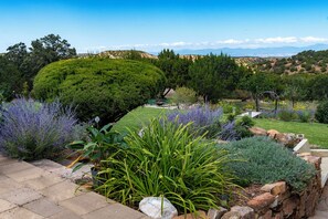 Property grounds - Sunset Mountain Ranch- Luxury Retreat with Private Casita & Epic Views (Santa Fe)