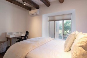 5 bedrooms, desk, iron/ironing board, WiFi