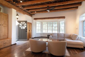 Smart TV, fireplace - Sunset Mountain Ranch- Luxury Retreat with Private Casita & Epic Views (Santa Fe)