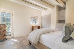 5 bedrooms, desk, iron/ironing board, WiFi