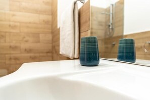 Douche, sèche-cheveux, bidet, serviettes fournies