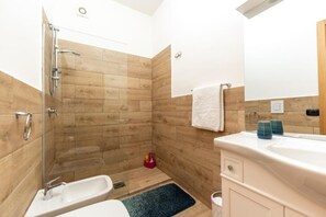 Een douche, een haardroger, een bidet, handdoeken