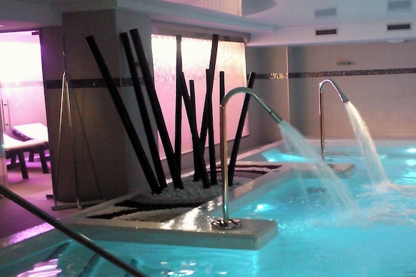 Sauna, hot tub