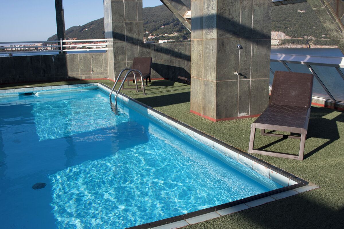 Una piscina al aire libre (de 10:00 a 21:00), tumbonas