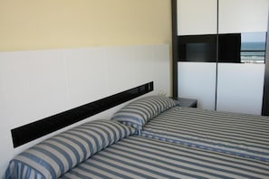 In-room safe, free WiFi, bed sheets - HOTEL PLAYAMAR LAREDO (Laredo)