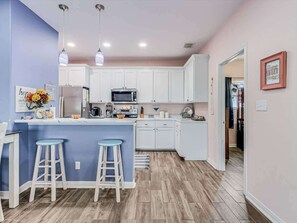 Fridge, microwave, oven, stovetop - Twin Palms (Rockport)