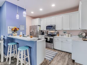 Kjøleskap, mikrobølgeovn, ovn og kokeplater