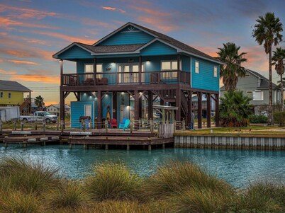 Twin Palms Rental- 2 Boat Slips, Huge Deck, Waterfront and Pet Friendly!