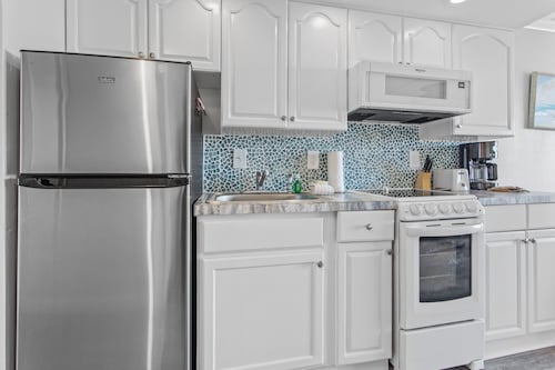 Beacher's Oceanfront Balcony Suite with onsite Front Desk and Staff