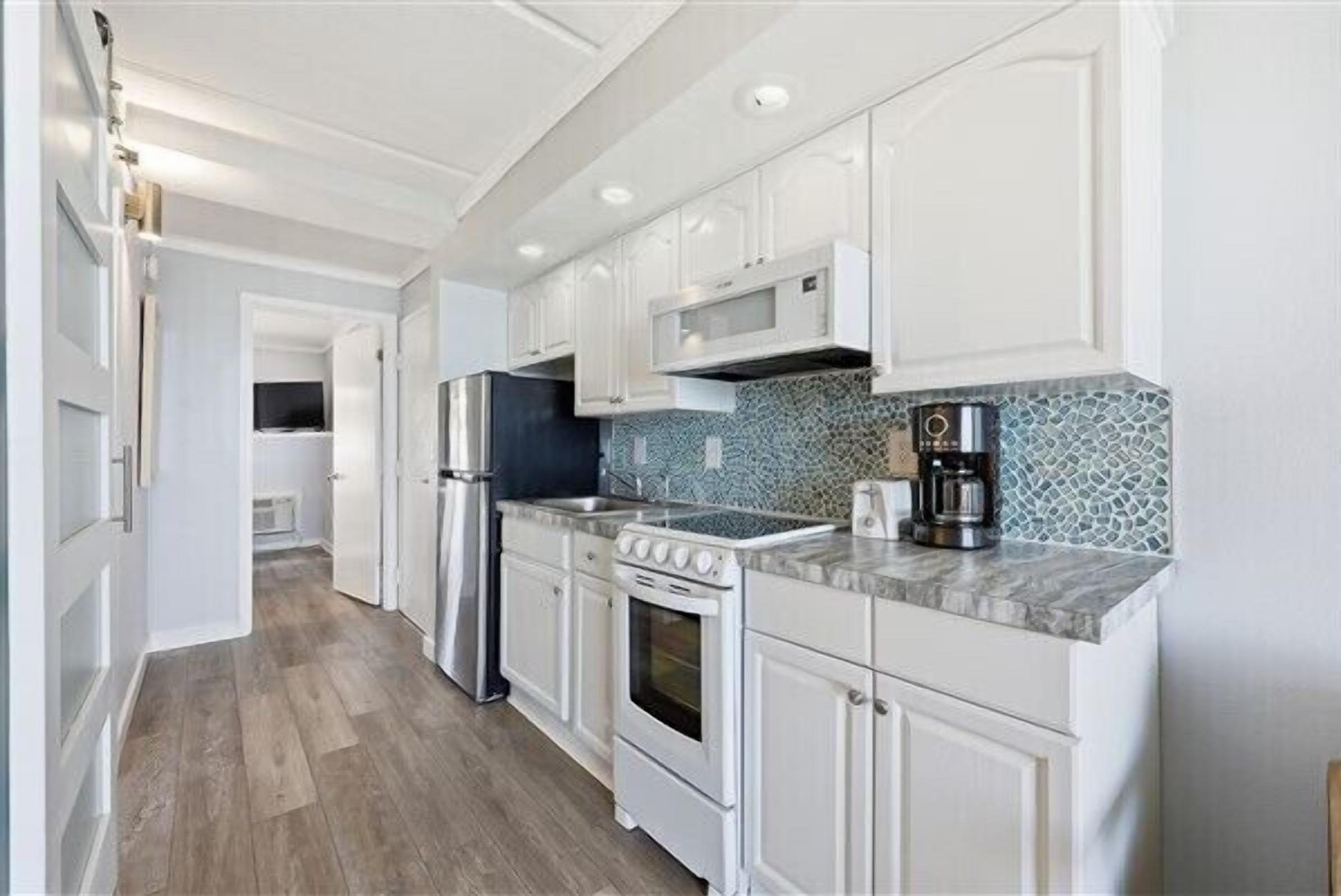 Refrigerador, microondas, horno y parrilla de estufa 