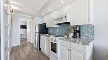 Refrigerador, microondas, horno y parrilla de estufa