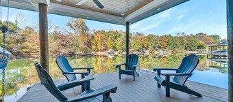 Waterfront: Ideal Dock for Boats, Swimming +Arcade