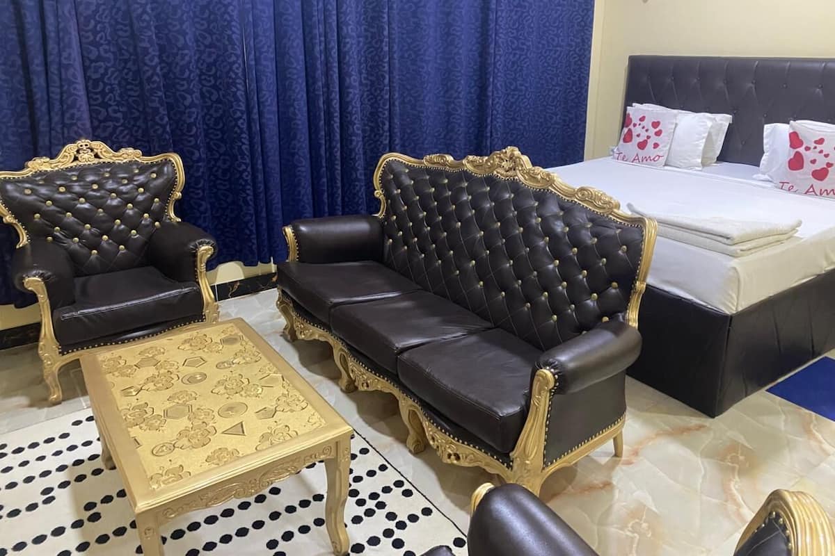 Kamar Basic | Seprai katun Mesir, seprai premium, selimut bulu angsa, dan brankas