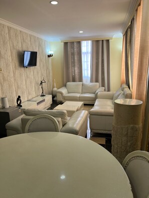 Premium Room | Dining room - HOTEL LLAELL (Luanda)