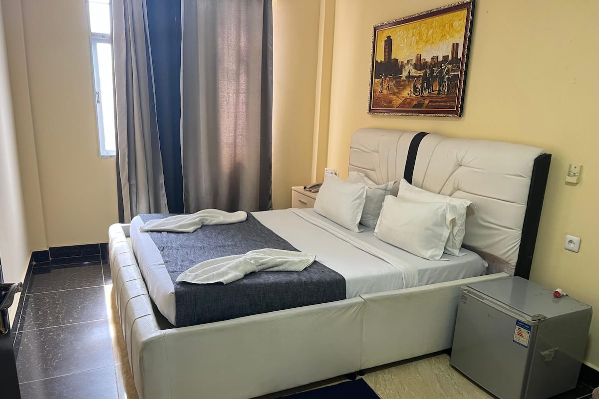 Kamar Premium | Seprai katun Mesir, seprai premium, selimut bulu angsa, dan brankas