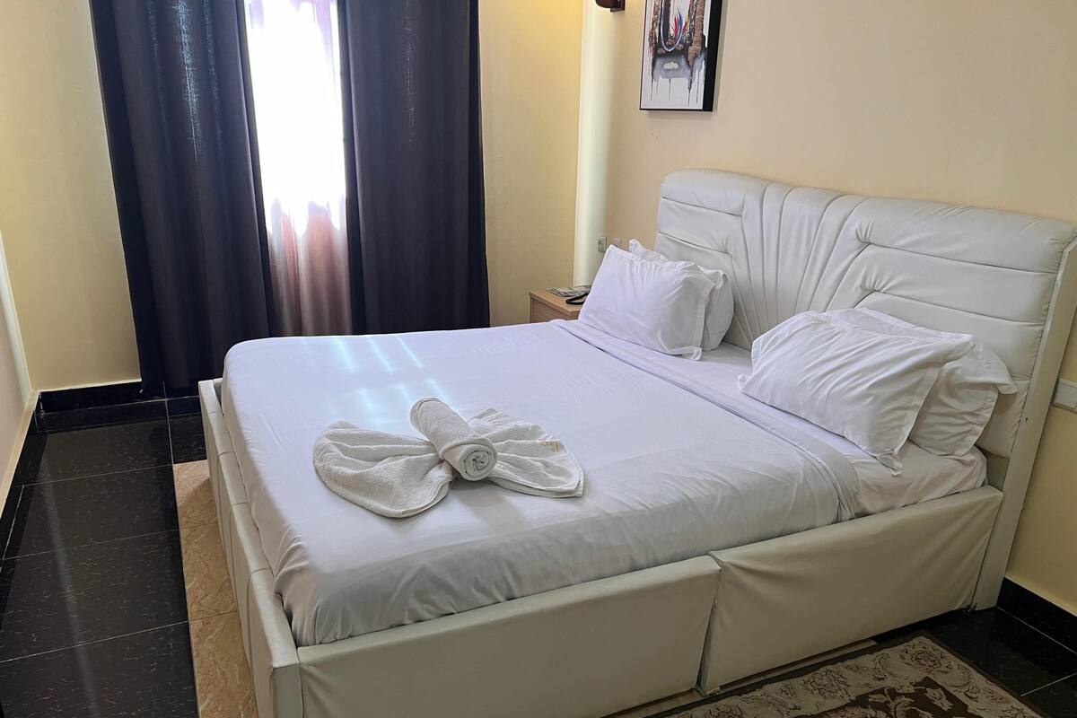 Kamar Premium | Seprai katun Mesir, seprai premium, selimut bulu angsa, dan brankas