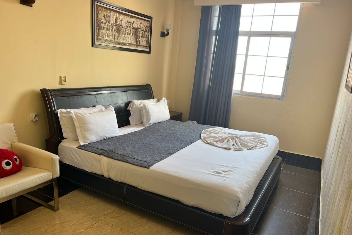 Kamar Premium | Seprai katun Mesir, seprai premium, selimut bulu angsa, dan brankas