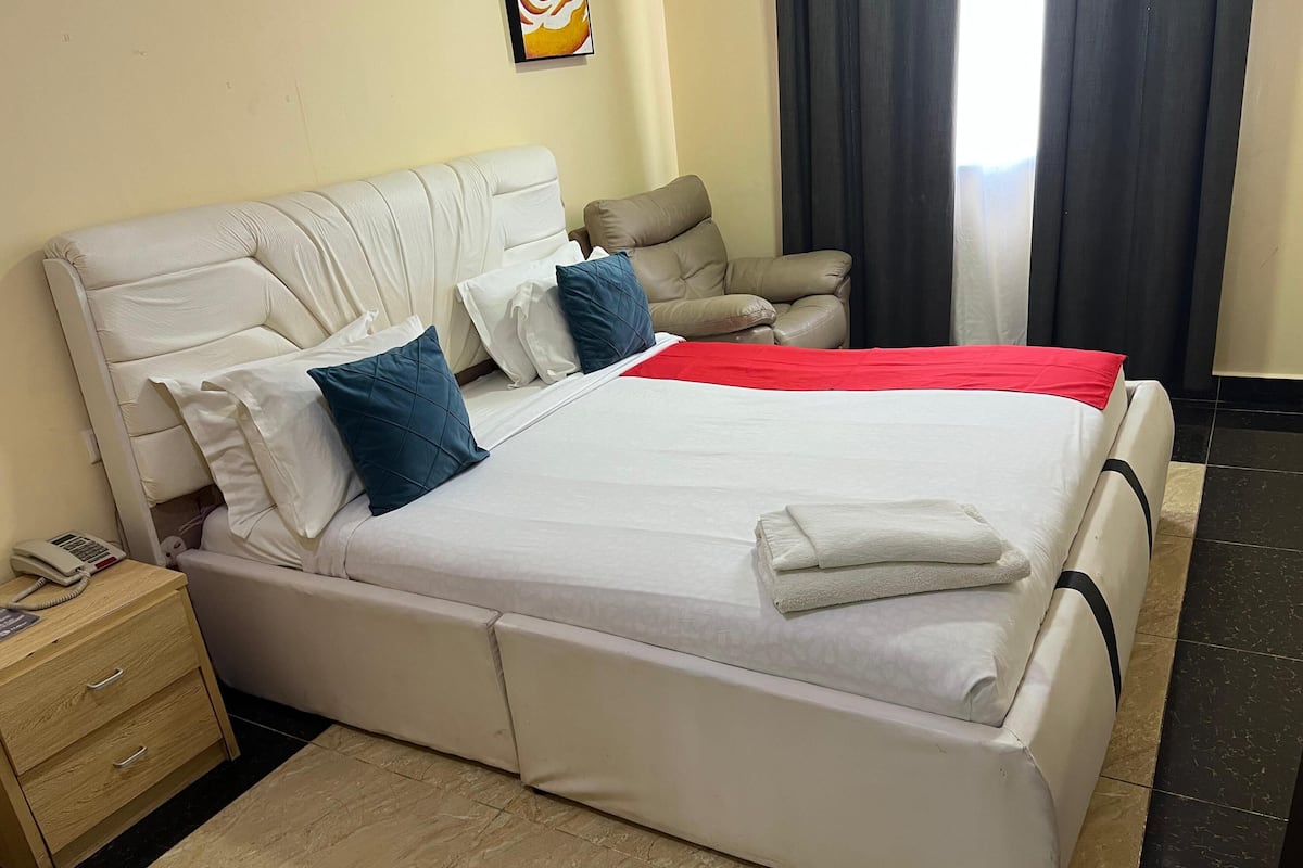 Kamar Premium | Seprai katun Mesir, seprai premium, selimut bulu angsa, dan brankas