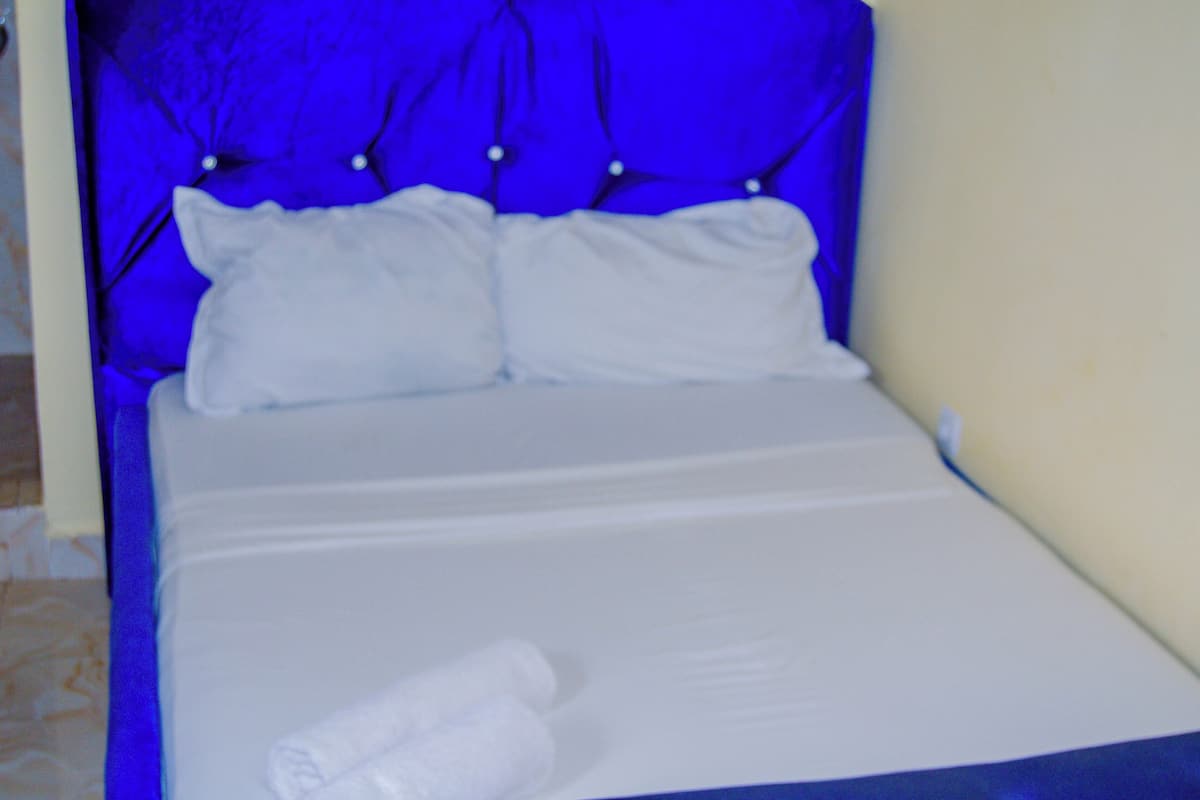 1 bedroom, hypo-allergenic bedding, in-room safe, laptop workspace