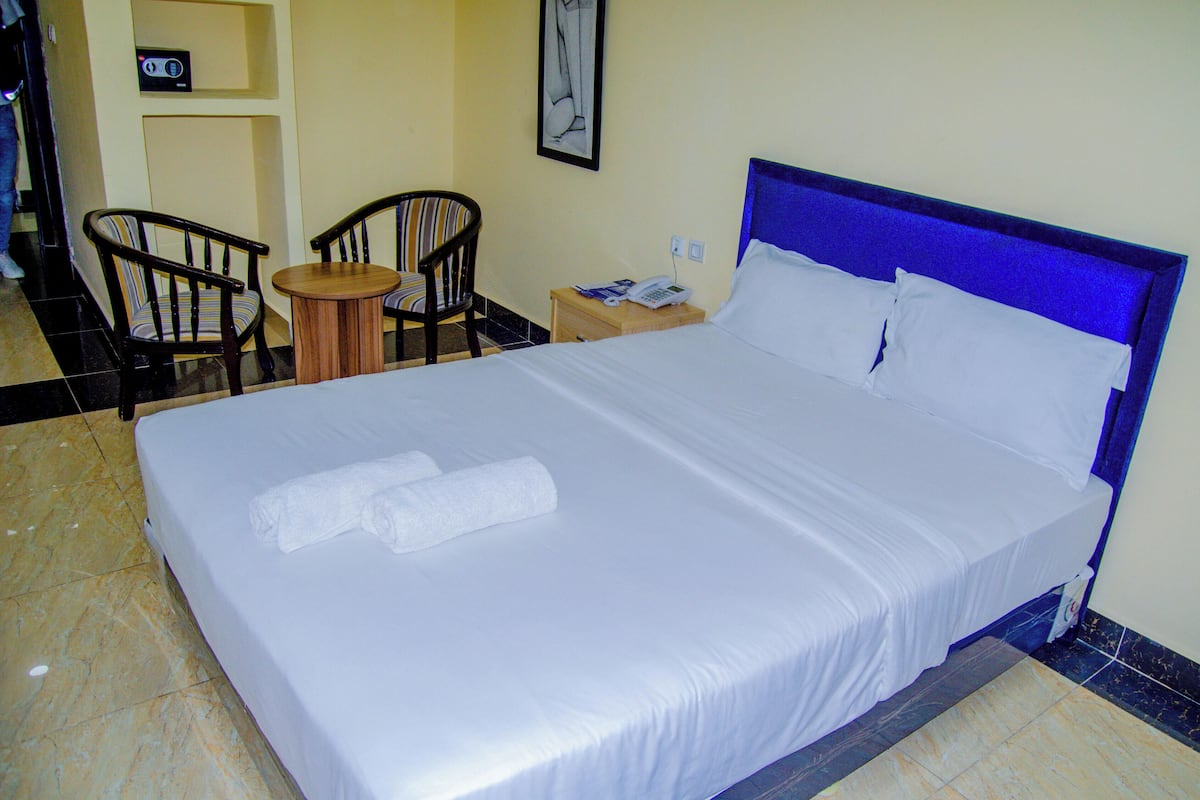 1 bedroom, hypo-allergenic bedding, in-room safe, laptop workspace