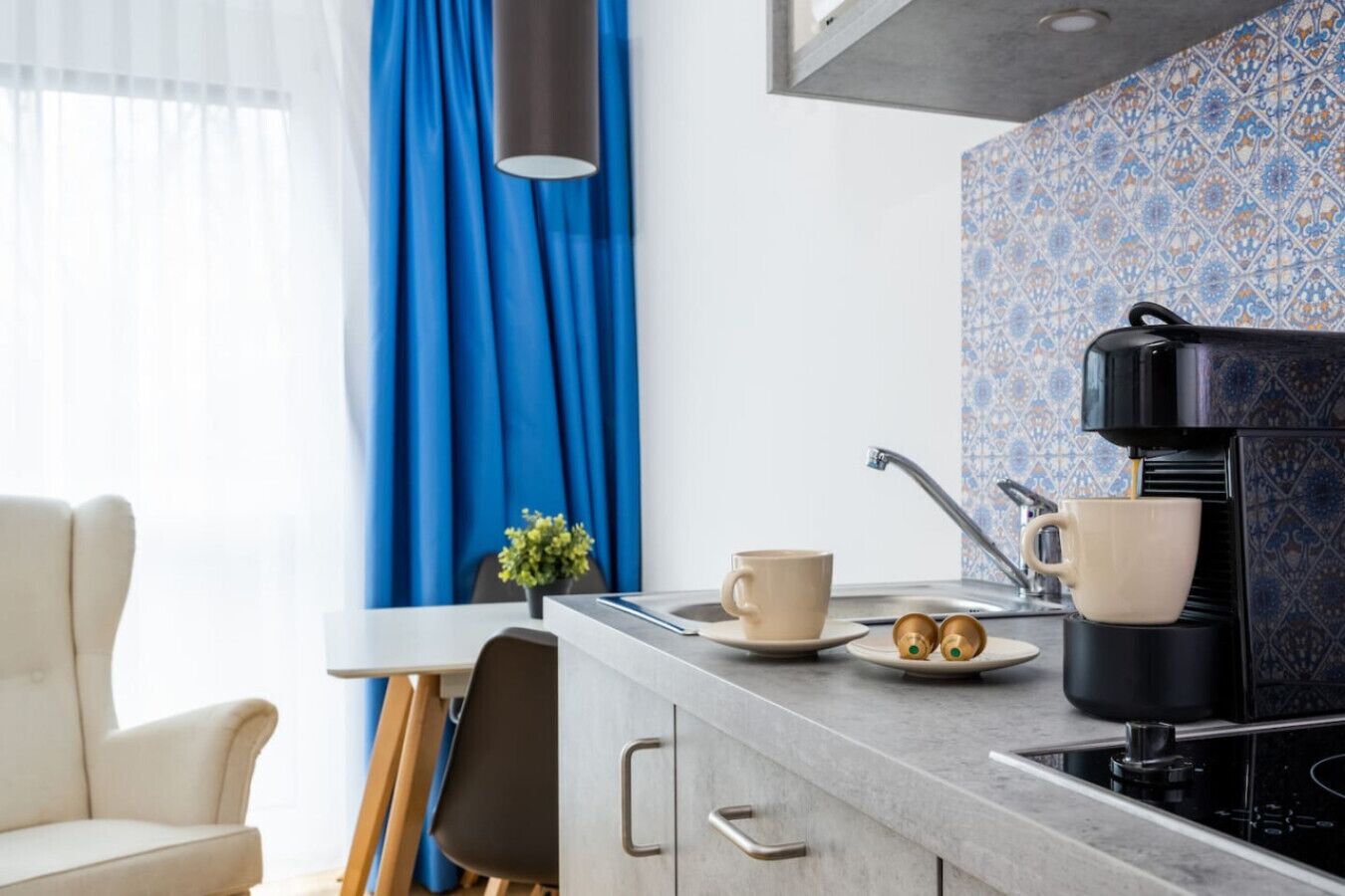 Kühlschrank, Mikrowelle, Herdplatte, Wasserkocher mit Kaffee-/Teezubehör