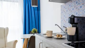 Refrigerador, microondas, parrilla de estufa y cafetera y tetera