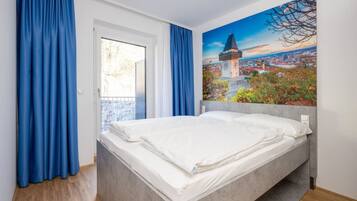 2 bedrooms, desk, WiFi, bed sheets