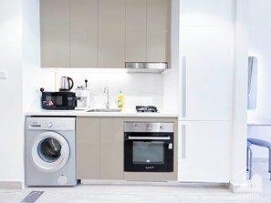 Fridge, microwave, oven, stovetop - Riviera Studio Stay With Balcony Views (Dubai)
