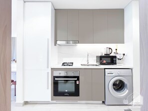 Fridge, microwave, oven, stovetop - Riviera Charm: Studio With Balcony (Dubai)