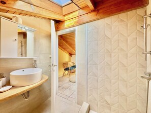 Douche, séchoir à cheveux, serviettes fournies