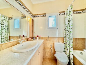 Douche, sèche-cheveux, serviettes fournies