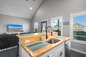 House, 2 Bedrooms | Private kitchen | Fridge, coffee/tea maker, toaster - Villa Brisa Del Mar 2 Bedroom Home (Port Bolivar)