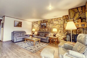 Condo, 2 chambres | Aire de séjour | Téléviseur connecté