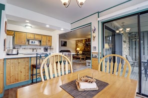 Condo, 2 chambres | Restauration