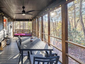 Outdoor dining - Shadows Nest - Unique, Rustic-Modern Design with Local Art (Sautee)