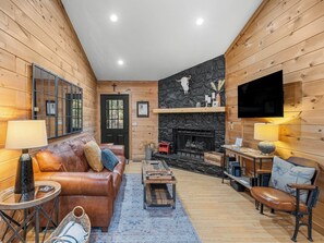 Smart TV, caminetto, libri, impianto stereo