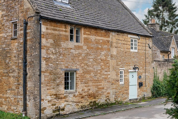The picturesque golden stone of Wyck Cottage