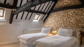 2 bedrooms, iron/ironing board, travel cot, free WiFi - Wyck Cottage - pet friendly in Wyck Rissington near Bourton-on-the-Water (near Bourton-on-the-Water)