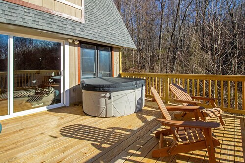 Hot tub, Firepit, Forest Views!