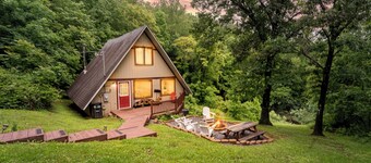 Pet Friendly, Secluded home with Hot Tub!