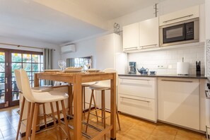 Kühlschrank, Mikrowelle, Ofen, Geschirrspüler