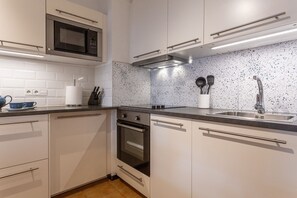 Kjøleskap, mikrobølgeovn, ovn og oppvaskmaskin