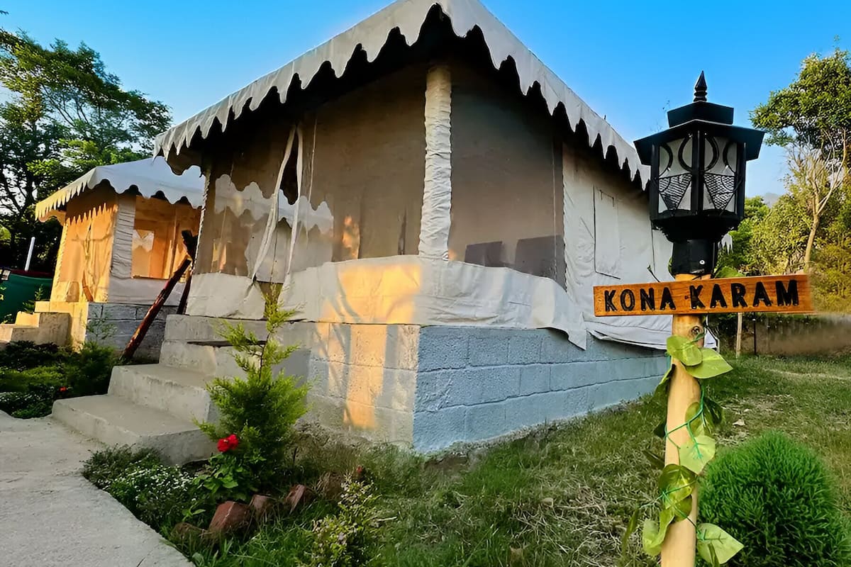 Un bâtiment traditionnel sur lequel on peut lire l’inscription « KONA KARAM ».