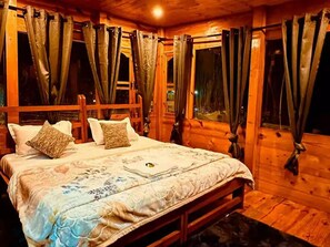 Casa de lujo en un árbol, patio, vistas a la montaña | Tabla de planchar con plancha, wifi gratis, ropa de cama