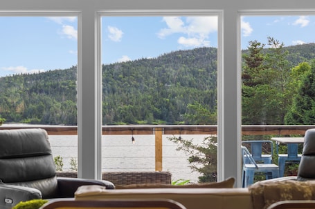 内装. 3-bedroom cabin on Horsechops Pond, Cape Broyle with Hot tub, AC, WiFi