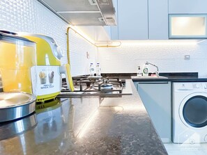 雪櫃、微波爐、焗爐、爐具