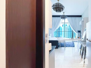 Interior - Contemporary Studio With City View in Business Bay (Dubai)